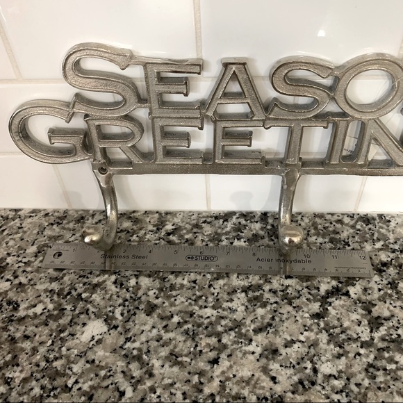 Christmas Wall-mount Coat Rack Seasons Greetings - Picture 3 of 6